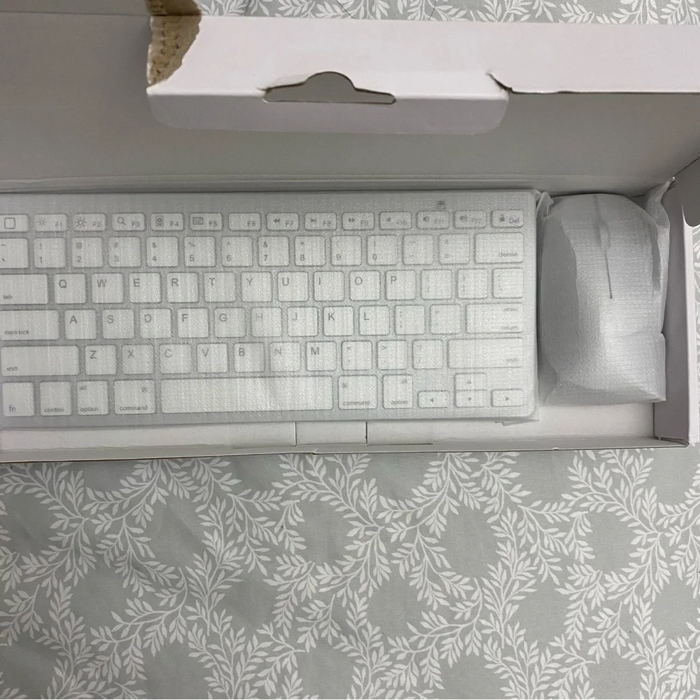 NWT Wireless Keyboard and Mouse Set